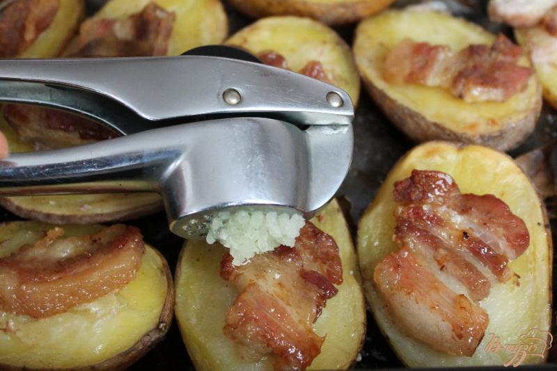 Фото приготовление рецепта: Картофель запеченный с грудинкой шаг №4