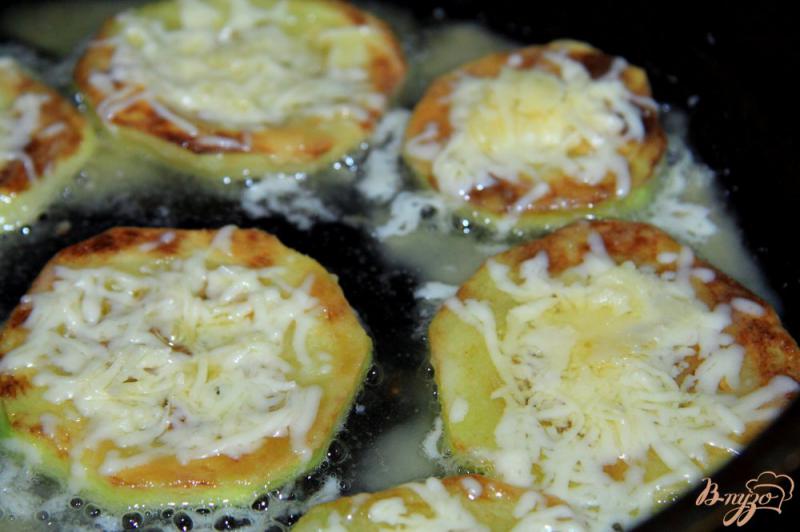 Фото приготовление рецепта: Жареные кабачки с сыром шаг №5