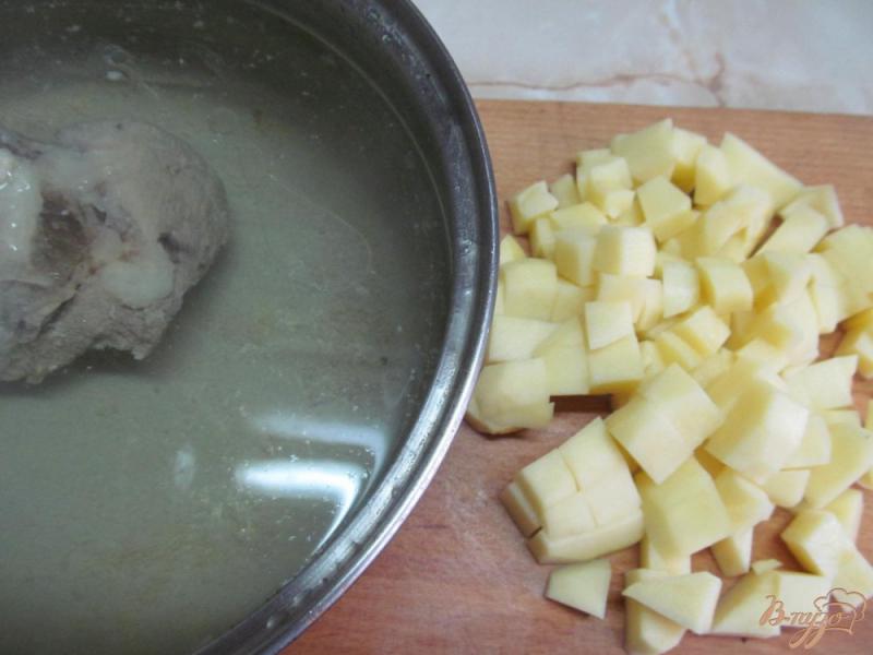 Фото приготовление рецепта: Борщ с баклажаном и кислой капустой шаг №1