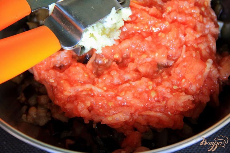 Фото приготовление рецепта: Салат из баклажанов с помидорами шаг №7