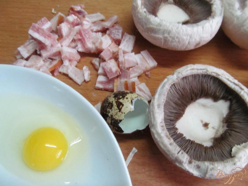 Фото приготовление рецепта: Фаршированные шампиньоны перепелиными яйцами шаг №1