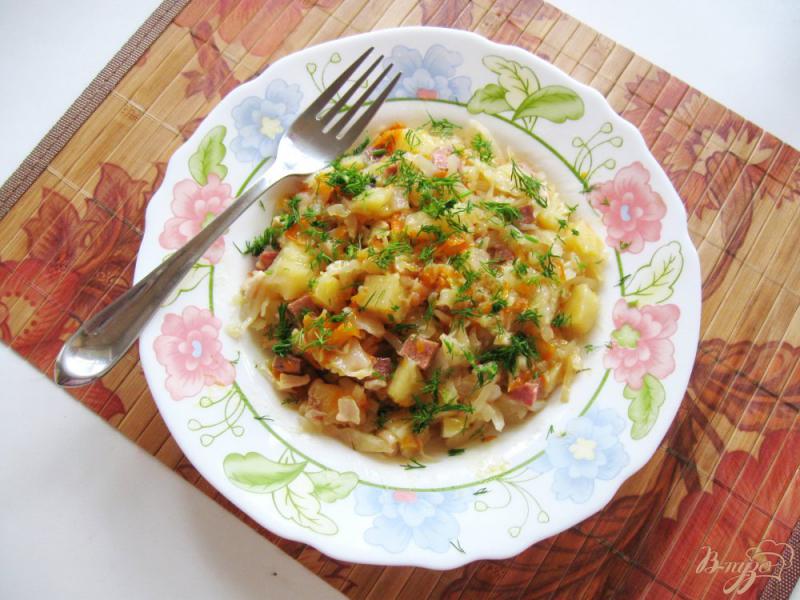 Фото приготовление рецепта: Овощное рагу с сосисками и колбасой в горшке шаг №10