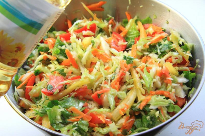 Фото приготовление рецепта: Витаминный салат из свежей капусты шаг №9