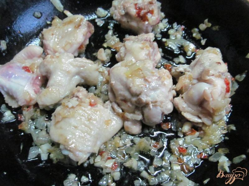 Фото приготовление рецепта: Чили кон карне с курицей шаг №2