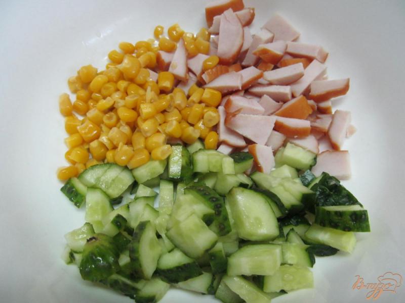 Фото приготовление рецепта: Салат с копченой курицей и огурцом шаг №1