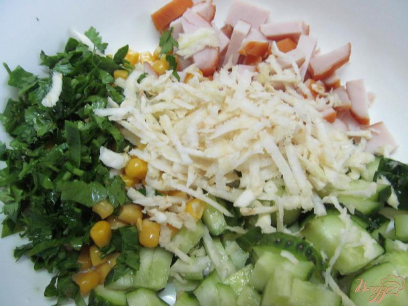 Фото приготовление рецепта: Салат с копченой курицей и огурцом шаг №2