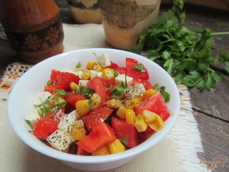Фото приготовление рецепта: Салат из помидора с кукурузой шаг №4