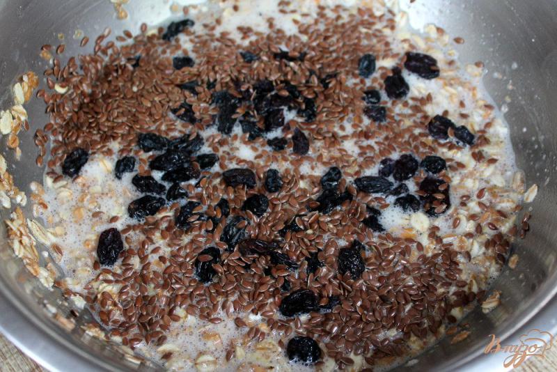 Фото приготовление рецепта: Пирог на основе хлопьев ассорти с изюмом и семенами льна. шаг №4