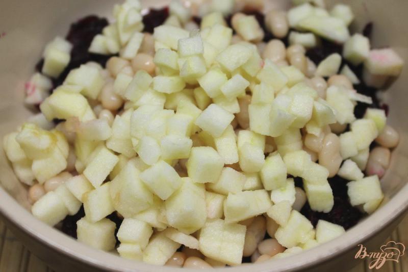 Фото приготовление рецепта: Свекольный салат с фасолью и яблоком шаг №3