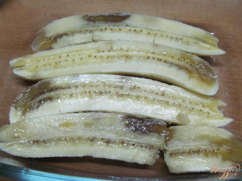 Фото приготовление рецепта: Заливной пирог с бананом шаг №4