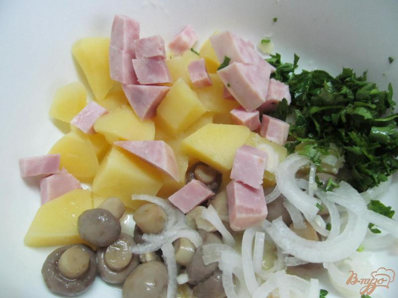 Фото приготовление рецепта: Салат с маринованными шампиньонами и ветчиной шаг №2