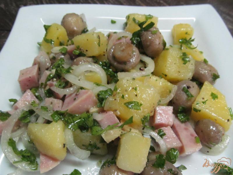 Фото приготовление рецепта: Салат с маринованными шампиньонами и ветчиной шаг №3