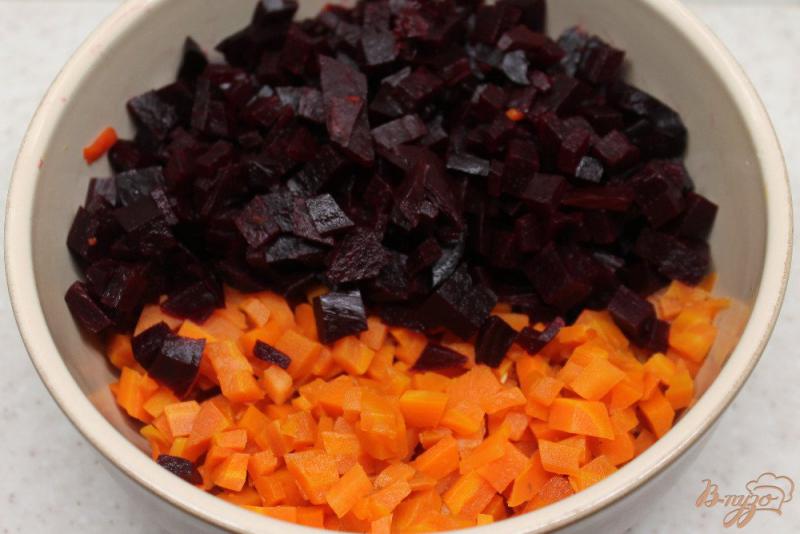 Фото приготовление рецепта: Салат из печеной свеклы и моркови с луком и яблоком шаг №3