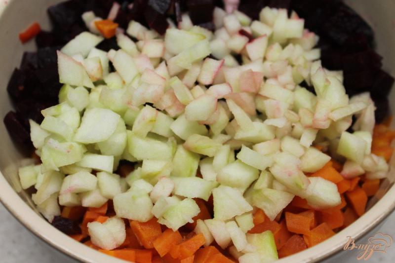 Фото приготовление рецепта: Салат из печеной свеклы и моркови с луком и яблоком шаг №4