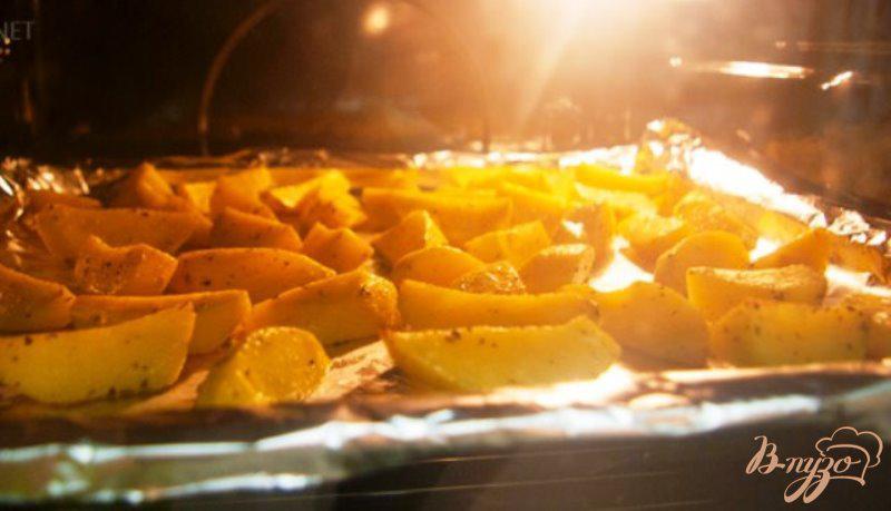 Фото приготовление рецепта: Картофельные дольки из духовки шаг №3