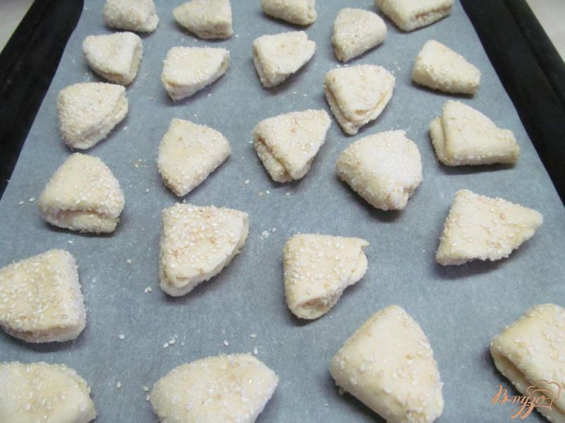 Фото приготовление рецепта: Печенье из творожного теста с кунжутом шаг №6