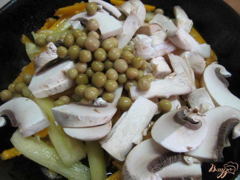 Фото приготовление рецепта: Овощное соте с грибами и тыквой шаг №3