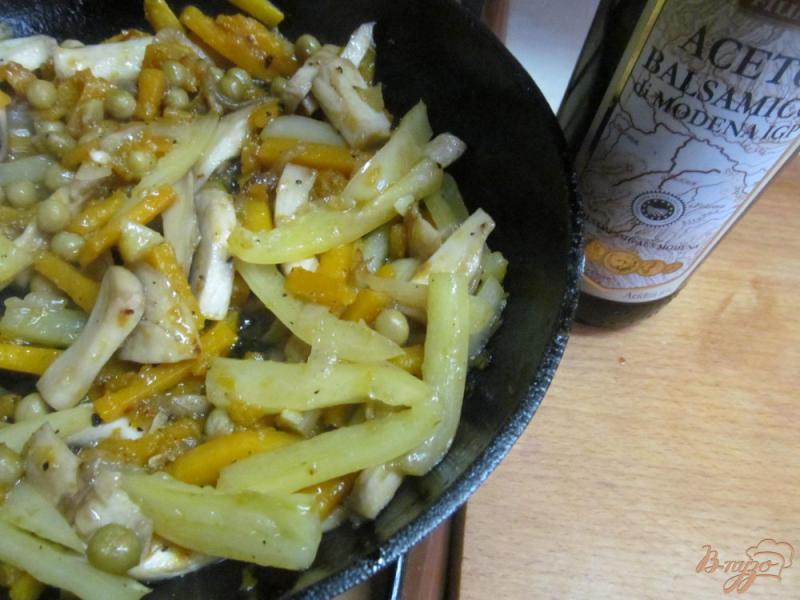 Фото приготовление рецепта: Овощное соте с грибами и тыквой шаг №4