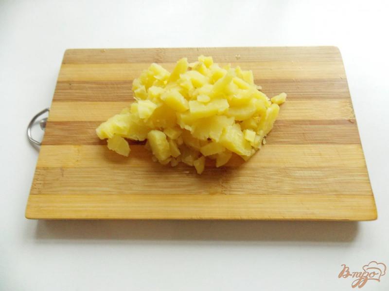 Фото приготовление рецепта: Салат с копченой колбасой и картофелем шаг №4