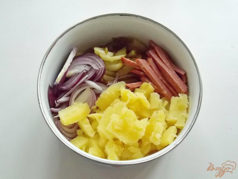 Фото приготовление рецепта: Салат с копченой колбасой и картофелем шаг №6