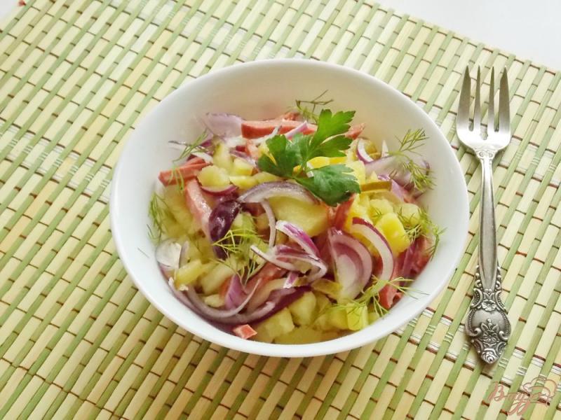 Фото приготовление рецепта: Салат с копченой колбасой и картофелем шаг №8