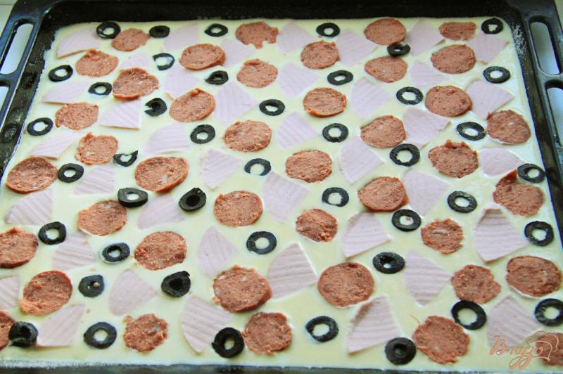 Фото приготовление рецепта: Пицца с колбасой, помидорами и перцем на жидком тесте шаг №4
