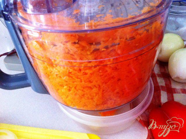 Фото приготовление рецепта: Лечо с морковью и луком шаг №3