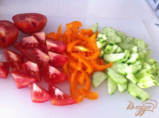 Фото приготовление рецепта: Овощной салат с рукколой и мангольдом шаг №3