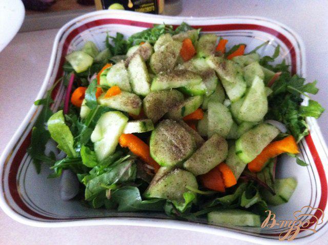 Фото приготовление рецепта: Овощной салат с рукколой и мангольдом шаг №4