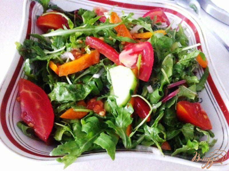 Фото приготовление рецепта: Овощной салат с рукколой и мангольдом шаг №5