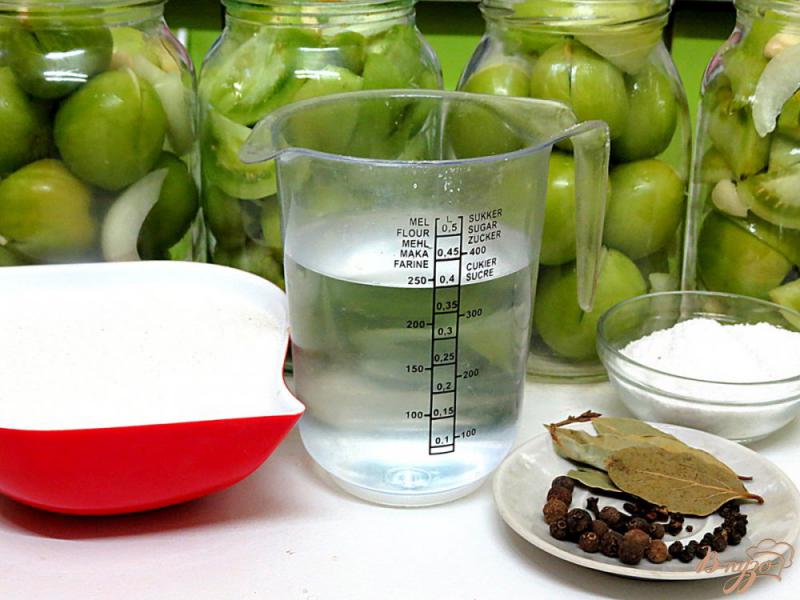 Фото приготовление рецепта: Зелёные помидоры маринованные с луком и чесноком шаг №3