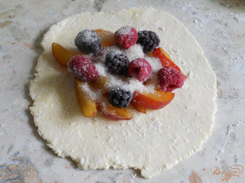 Фото приготовление рецепта: Творожные галеты с ягодами и сливами шаг №5