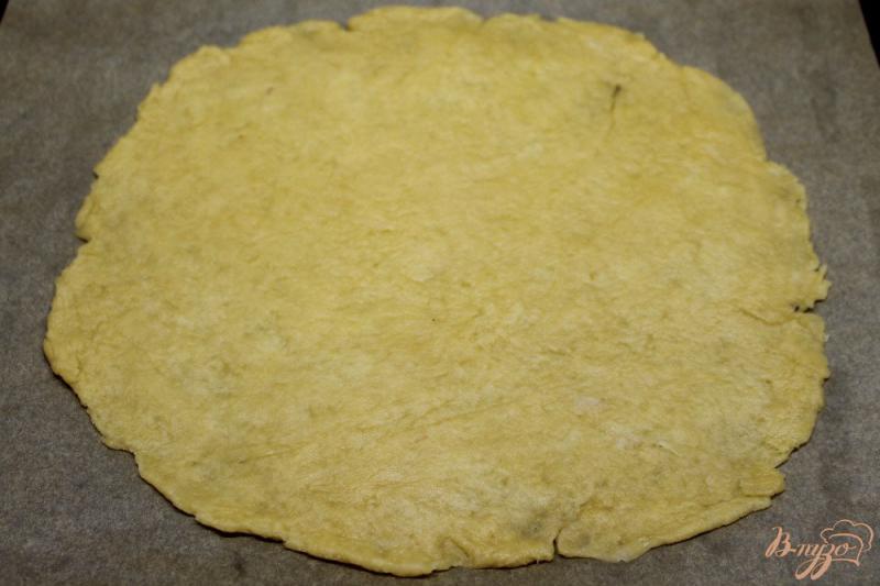 Фото приготовление рецепта: Пирог с рыбным фаршем и сыром шаг №3