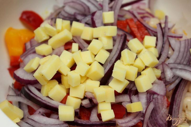 Фото приготовление рецепта: Салат из помидор с фасолью, сыром и перцем шаг №5