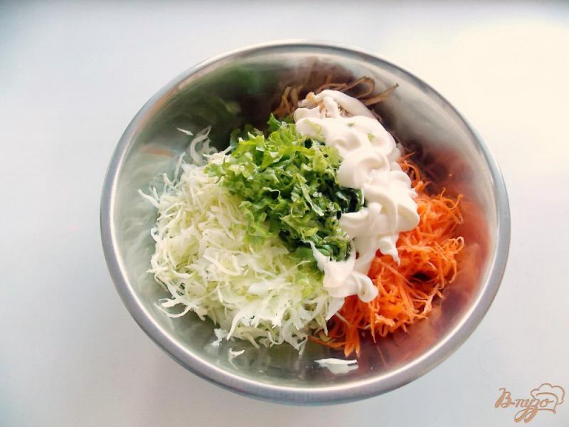 Фото приготовление рецепта: Салат из свежей капусты с морковью, яблоком и листьями салата шаг №6