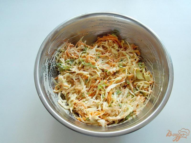 Фото приготовление рецепта: Салат из свежей капусты с морковью, яблоком и листьями салата шаг №7