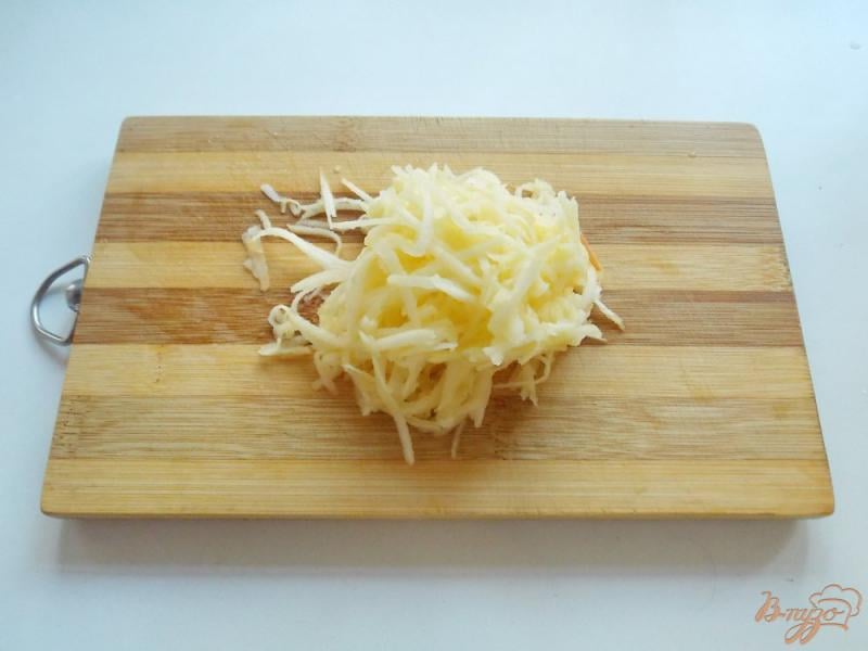 Фото приготовление рецепта: Картофельный салат с овощами, яблоком и сыром шаг №4
