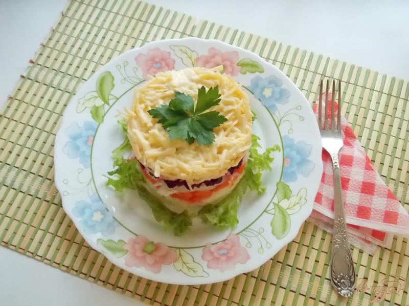 Фото приготовление рецепта: Картофельный салат с овощами, яблоком и сыром шаг №9