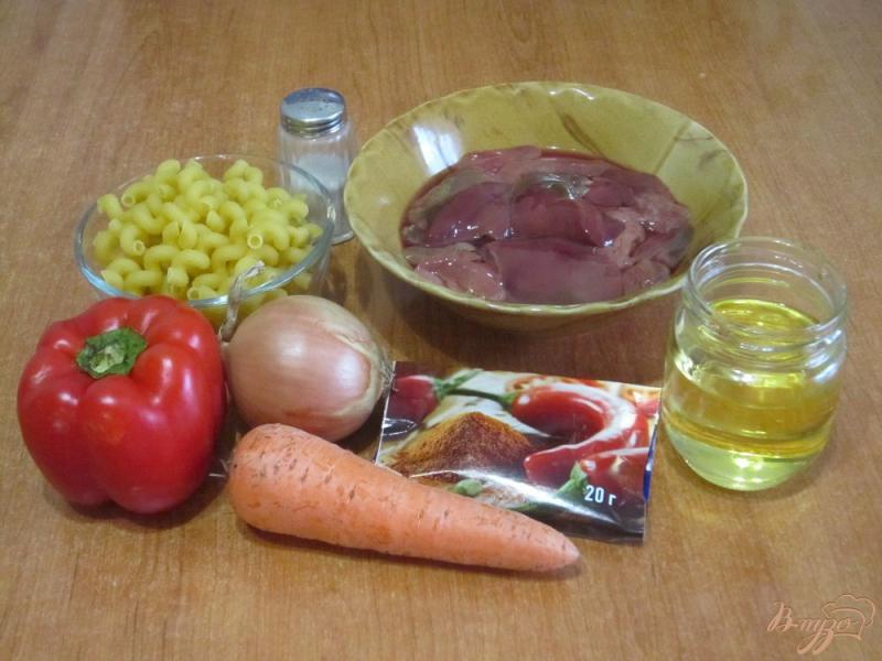 Фото приготовление рецепта: Макароны с куриной печенью и овощами шаг №1