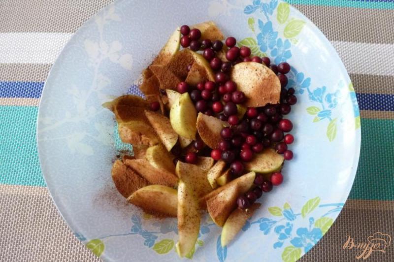 Фото приготовление рецепта: Шарлотка с клюквой, яблоками и корицей шаг №3