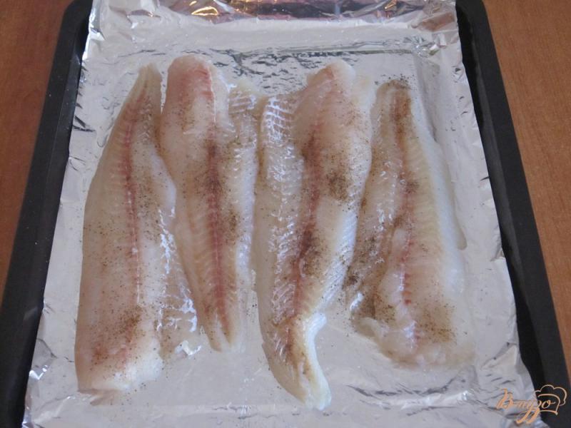 Фото приготовление рецепта: Филе белой рыбы в фольге шаг №3