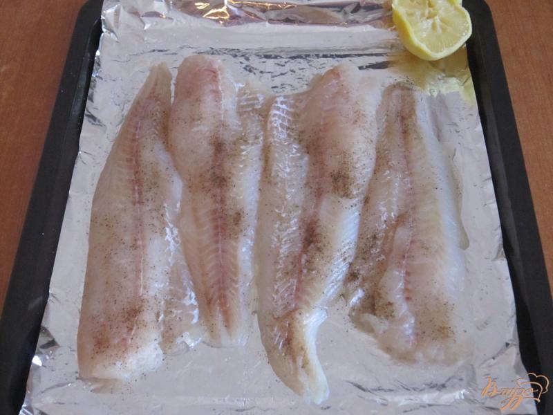 Фото приготовление рецепта: Филе белой рыбы в фольге шаг №4