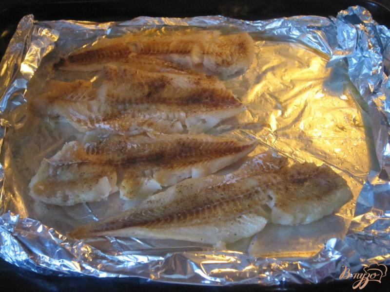 Фото приготовление рецепта: Филе белой рыбы в фольге шаг №6