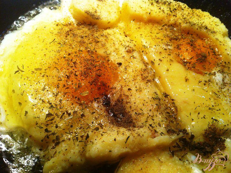 Фото приготовление рецепта: Яичница в картофельном пюре шаг №4