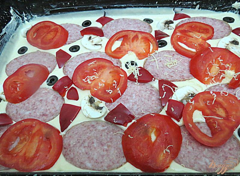 Фото приготовление рецепта: Пицца с салями и шампиньонами на заливном тесте шаг №7