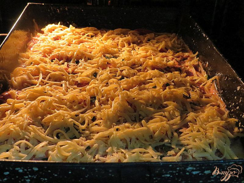 Фото приготовление рецепта: Пицца с салями и шампиньонами на заливном тесте шаг №10