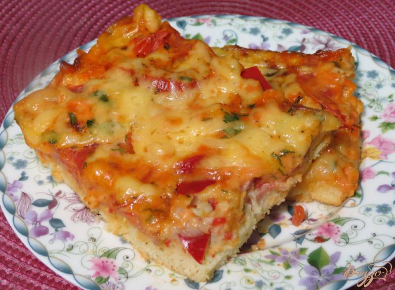 Фото приготовление рецепта: Пицца с салями и шампиньонами на заливном тесте шаг №12