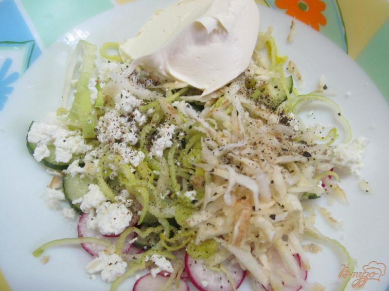 Фото приготовление рецепта: Салат из редиса с огурцом и творогом шаг №4