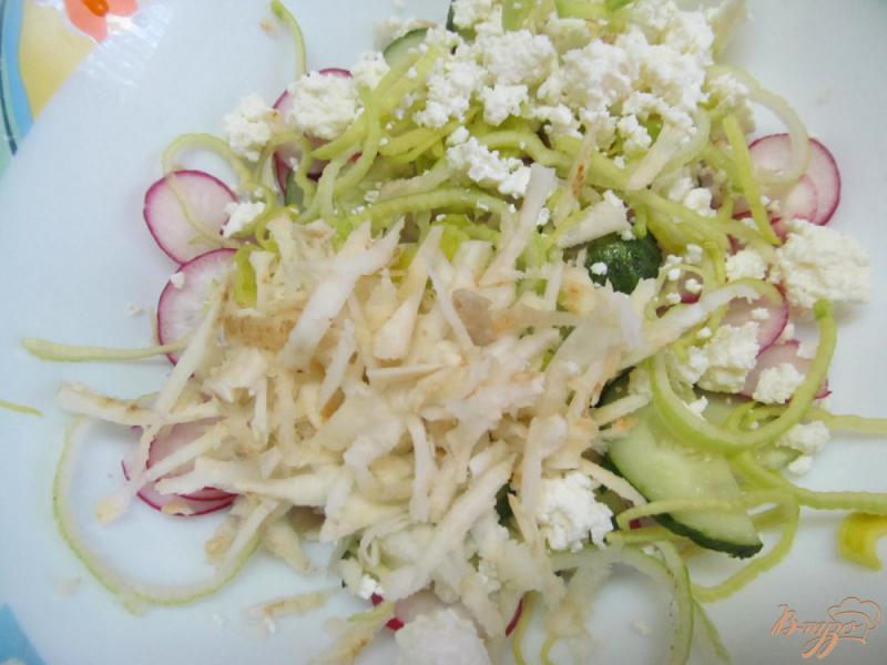 Фото приготовление рецепта: Салат из редиса с огурцом и творогом шаг №3