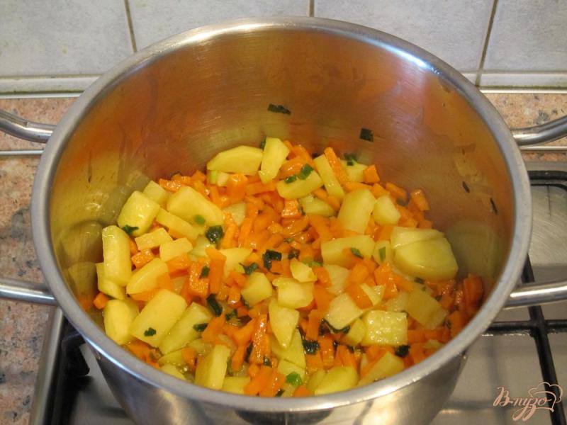 Фото приготовление рецепта: Суп с клецками из сыра шаг №4